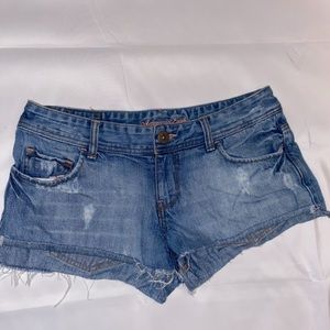 American Eagle Outfitters Medium Wash Denim Cuffed/Frayed Hem Jean Short Shorts